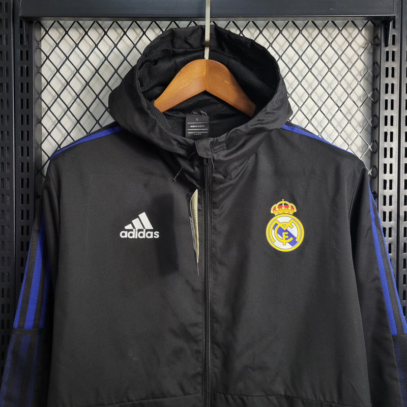 Cortaviento Real Madrid Negro con Detalles en Azul Fuerte 23/24